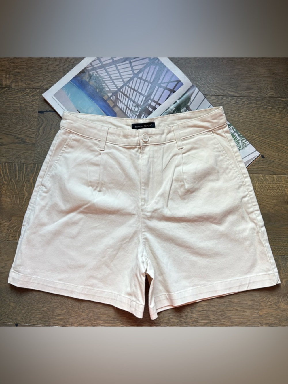 Banana Republic Tailored Pleated Cotton  Shorts 5” Inseam In Cream Size 6
